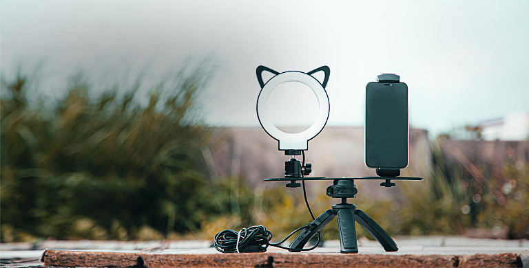 TABLE TRIPOD AND VLOGGING KIT